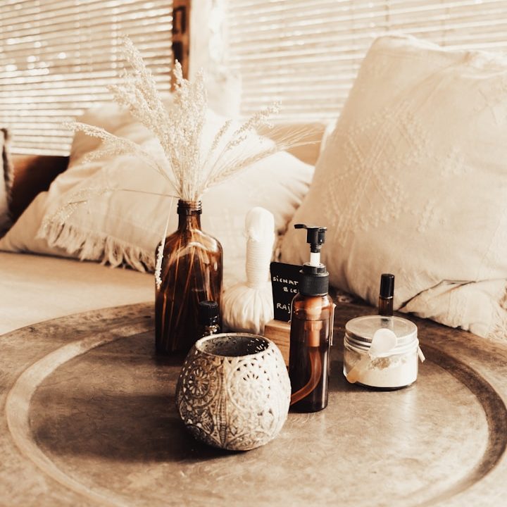 Ätherische Öle und Zubehör in wohnlicher Umgebung als Beispiel für Aromaanwendungen im Alltag