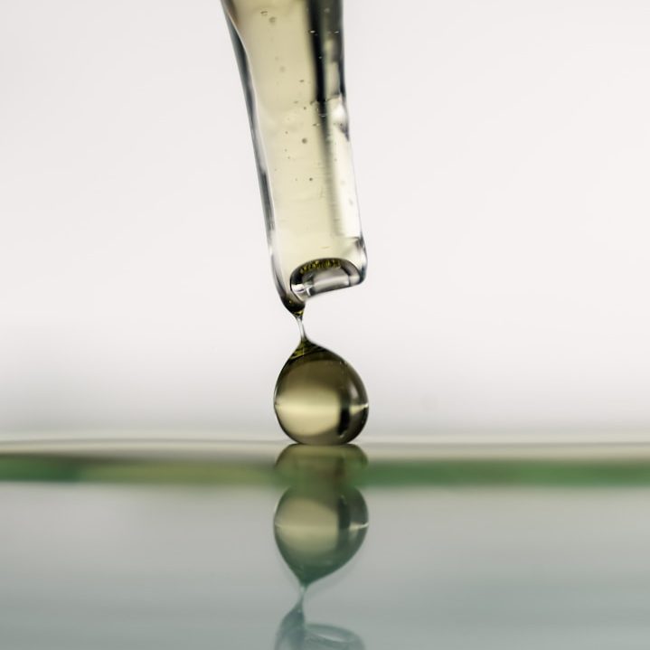 Pipette mit Flüssigkeit als Symbol für Laboruntersuchungen und objektive Diagnostik in der ganzheitlichen Tierheilpraxis